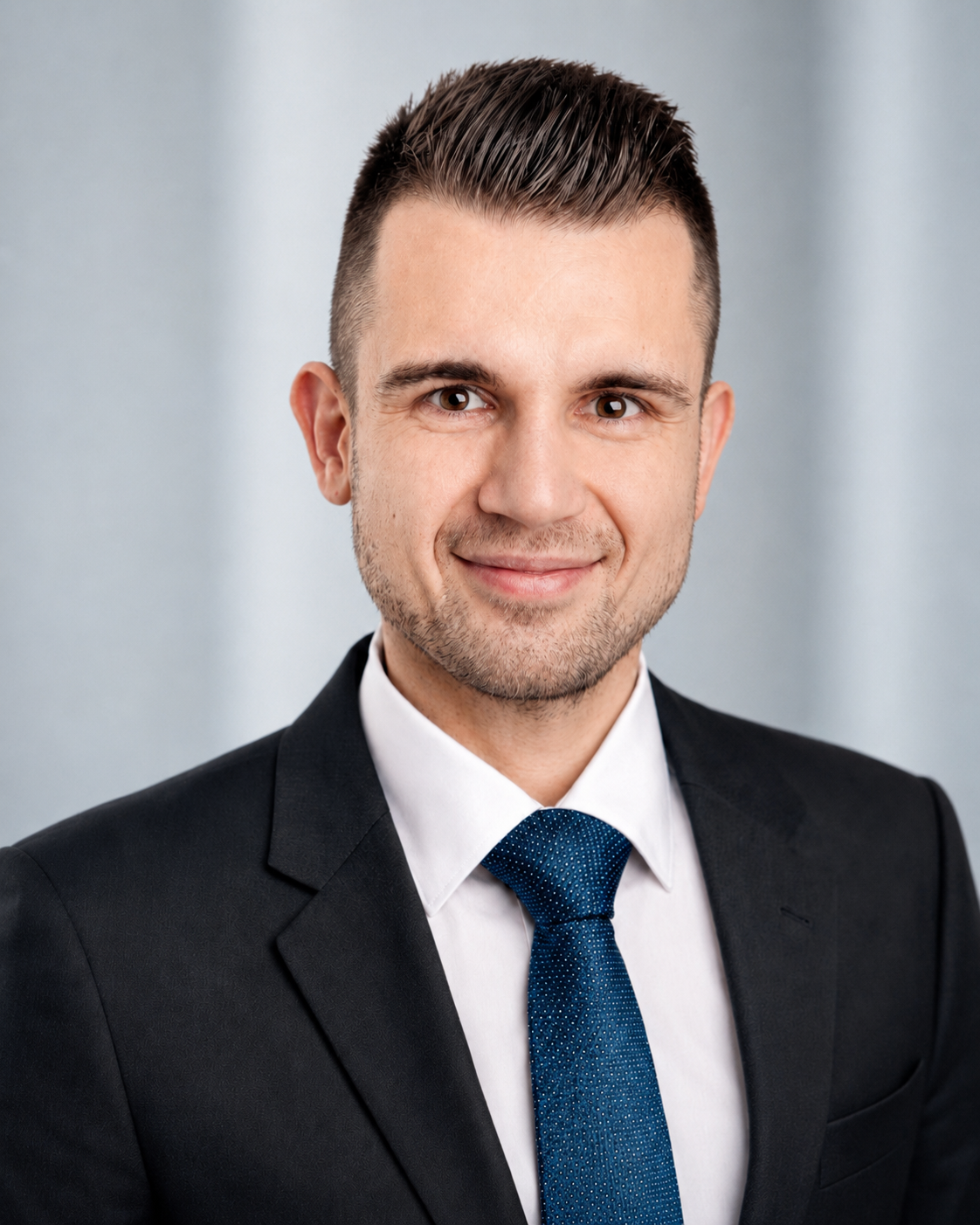 Christoph Baumann Logo der Bundeswehr, das ein Kreuz in blauer und grauer Farbe sowie den Schriftzug „BUNDESWEHR“ darunter enthält.