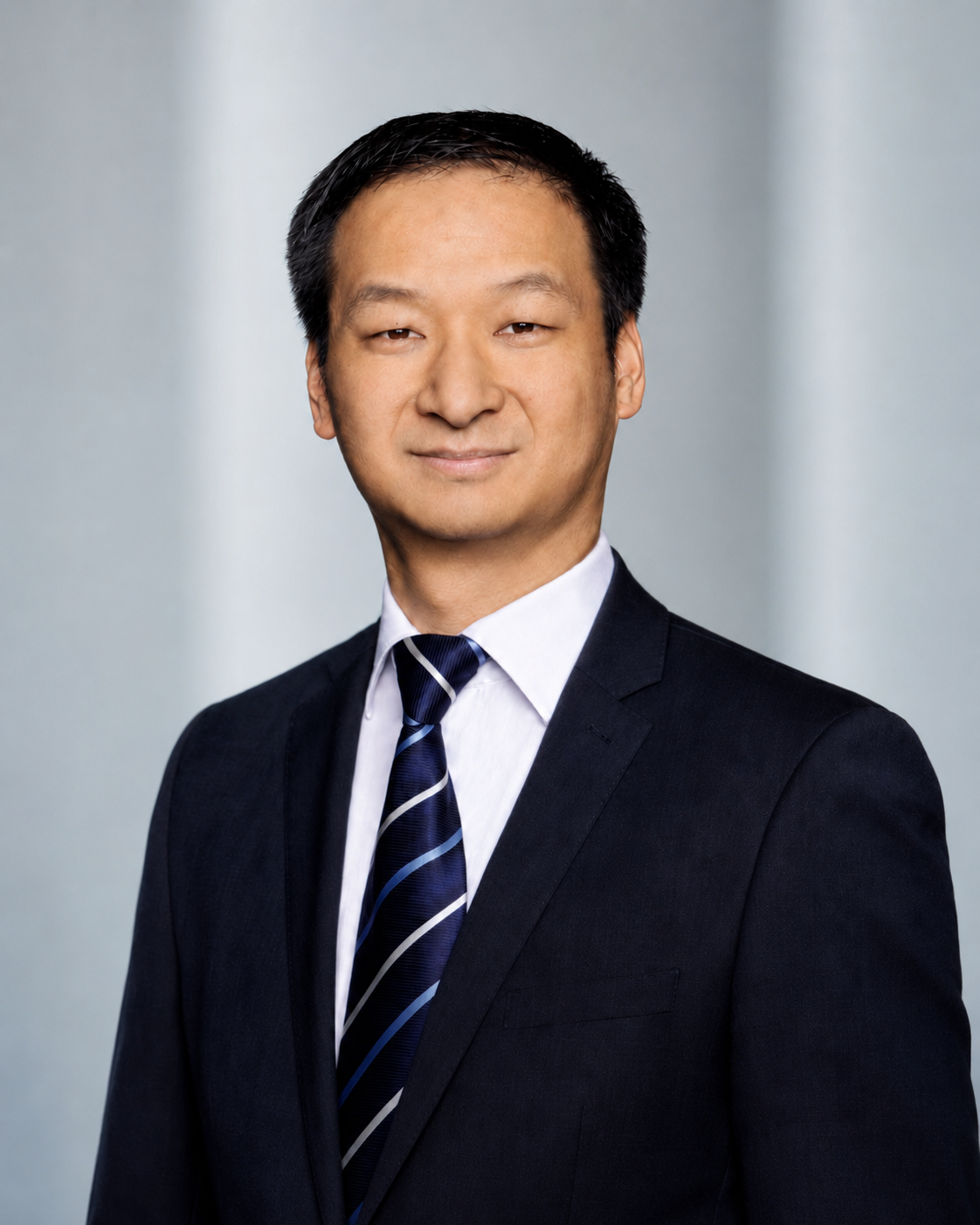 Minh Ngo Vuong Logo der Bundeswehr, das ein Kreuz in blauer und grauer Farbe sowie den Schriftzug „BUNDESWEHR“ darunter enthält.